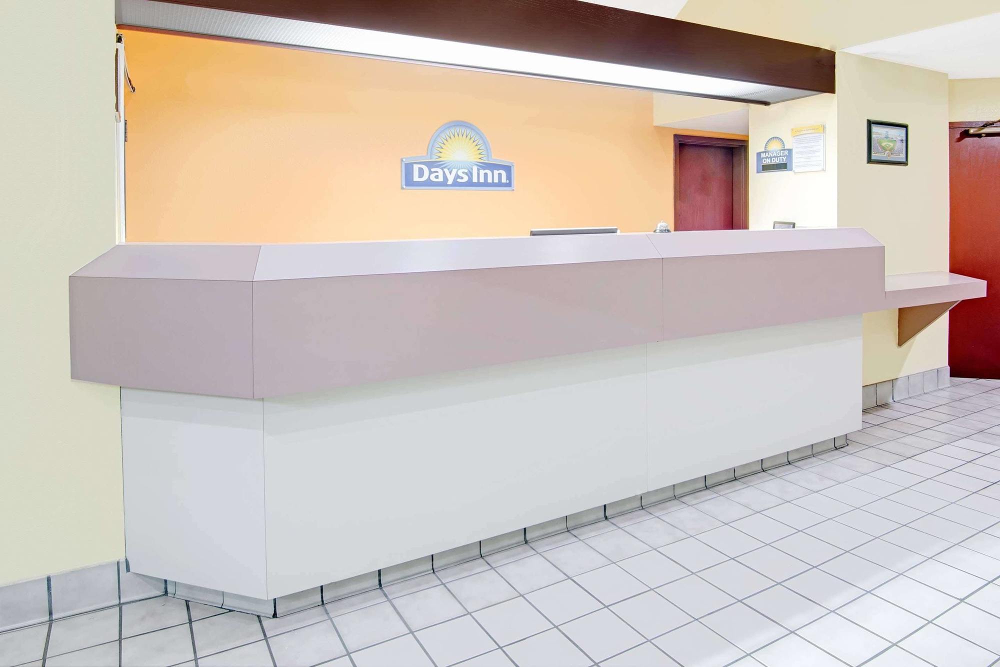 Days Inn By Wyndham Blue Springs Exterior foto