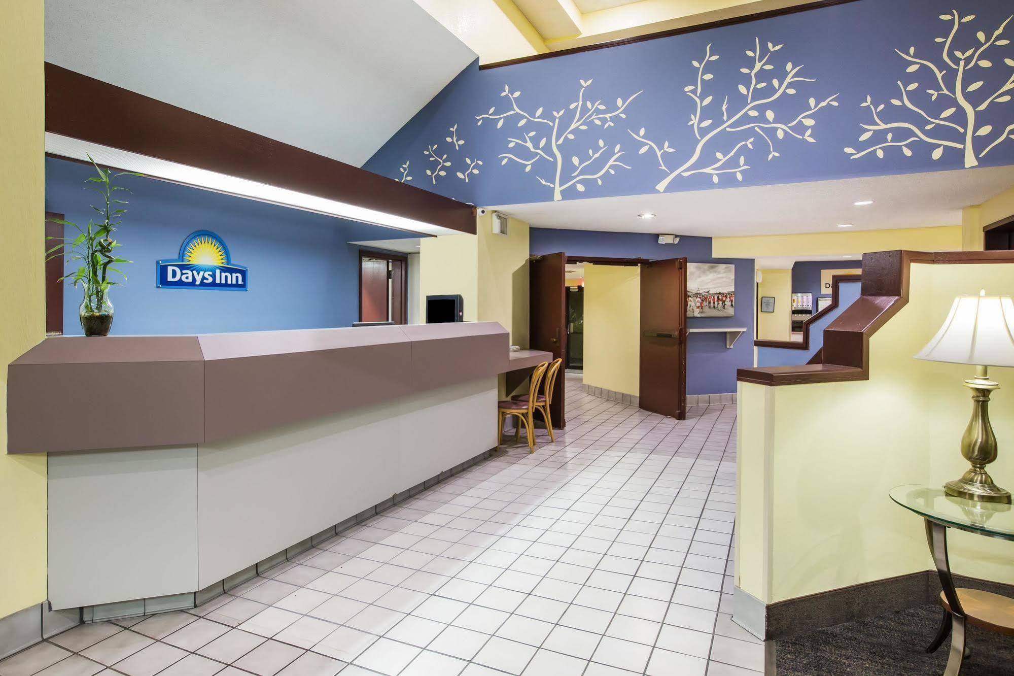Days Inn By Wyndham Blue Springs Exterior foto