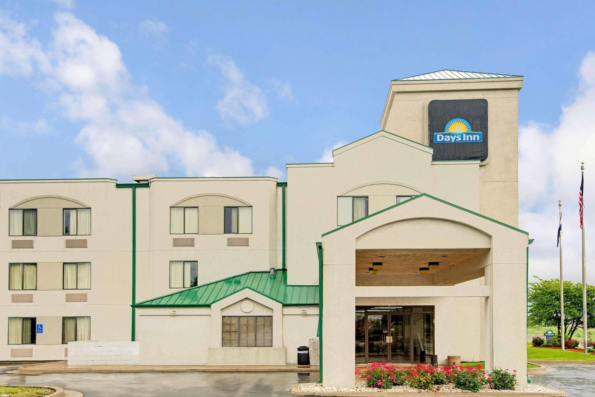 Days Inn By Wyndham Blue Springs Exterior foto